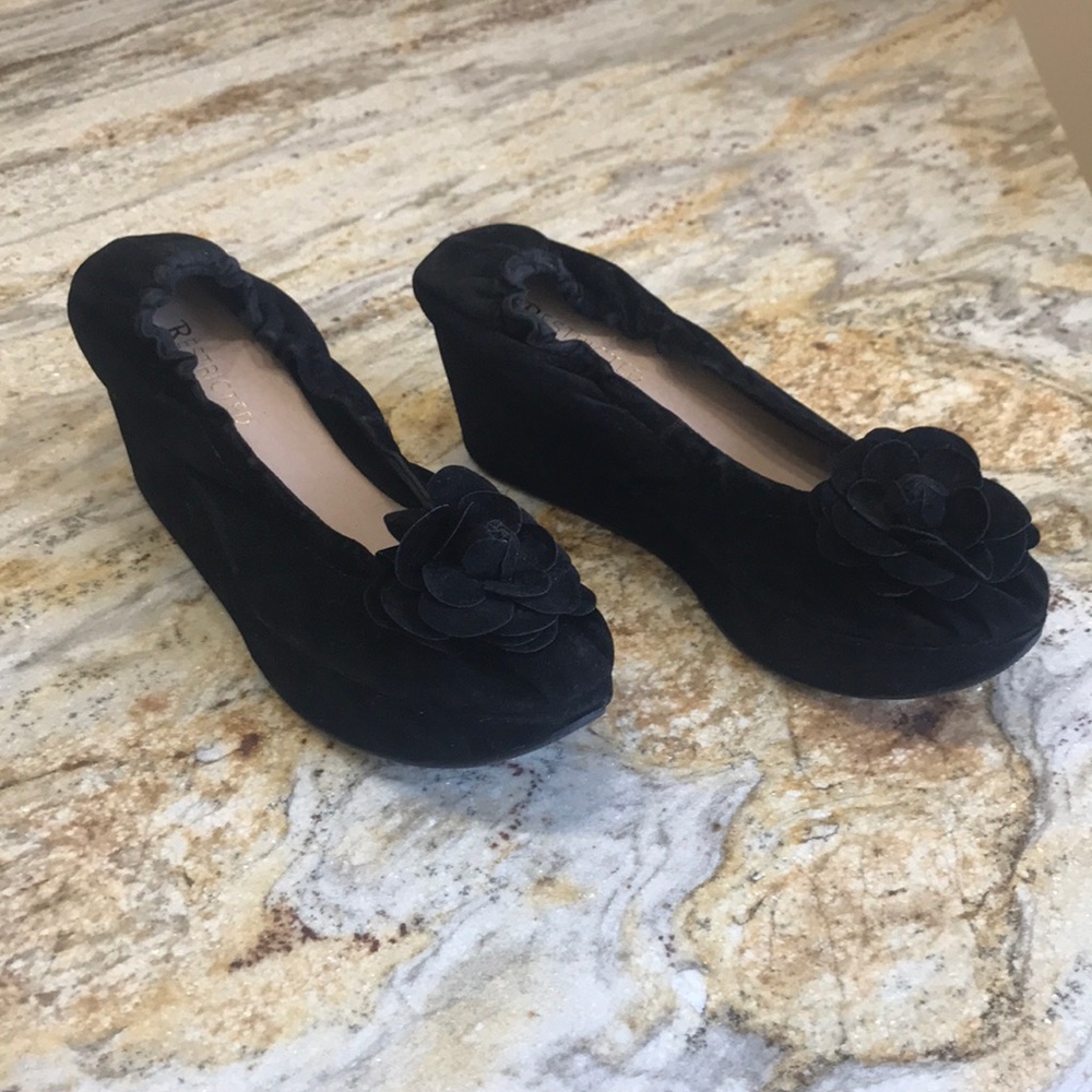 Black Comfy faux suede wedged close-toed shoes